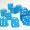 Kości Chessex - kostka k6 16mm - Frosted Caribbean Blue/white